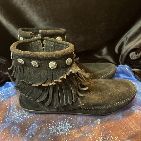 Minnetonka Black Suede Leather Woman's Fringe Moccasins Shoes Sz 6.5 - Picture 2 of 9